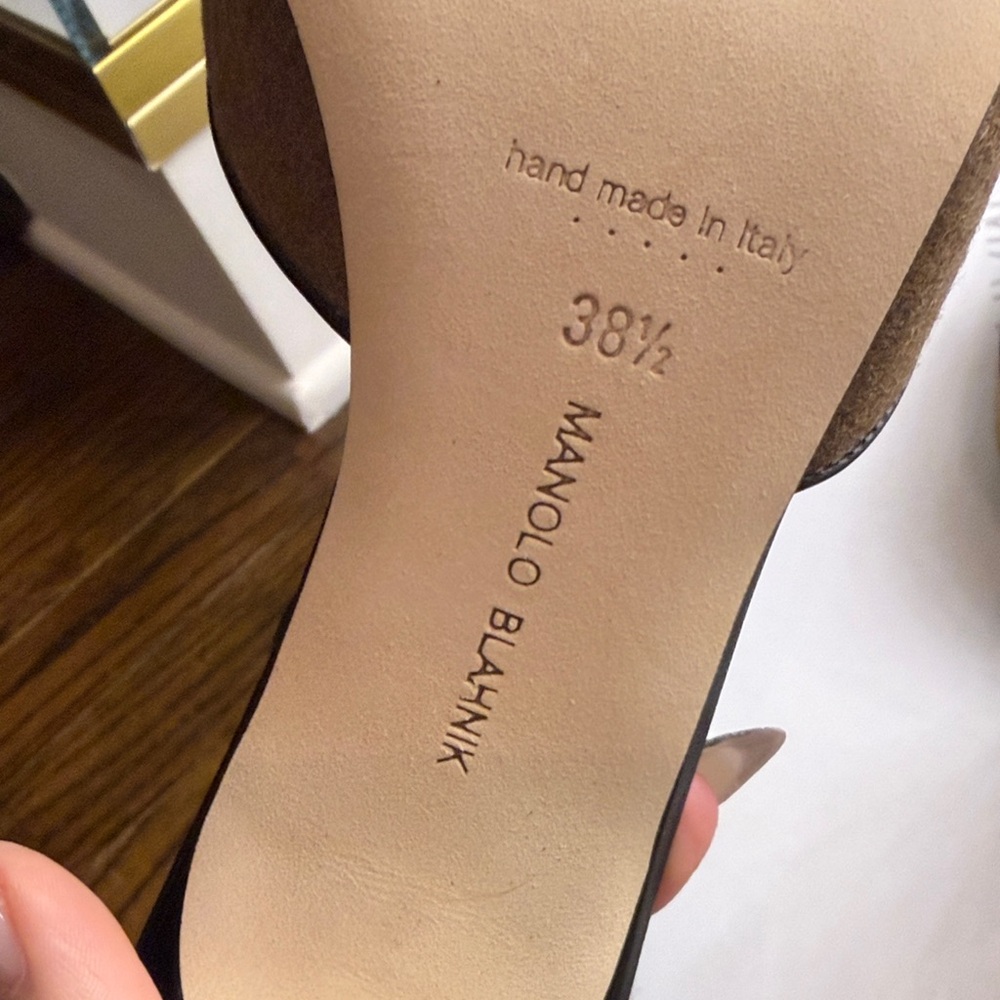 Manolo Blahnik
Mayslibi Gala Wool-Blend Slingback Pumps New - Picture 13 of 17
